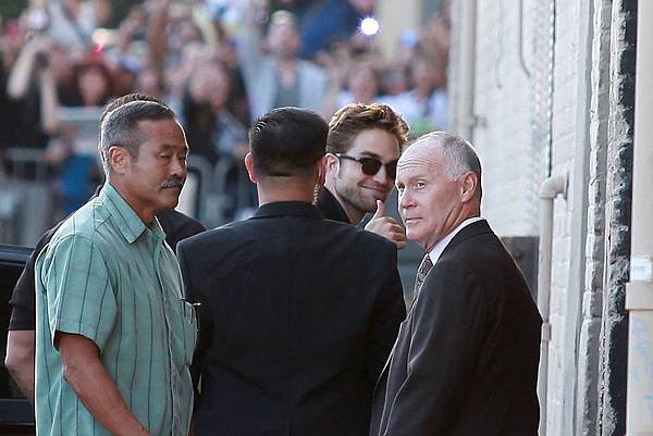 robertpattinson.hq.kimmel-2