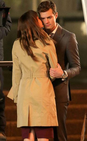 rs_634x1024-131209052108-634-jamie-dornan-dakota-johnson-50-shades-of-grey-kiss.ls.12913_copy.jpg