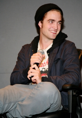 78426_robert-pattinson-promotes-twilight-at-the-apple-store-in-soho-in-nyc.jpg