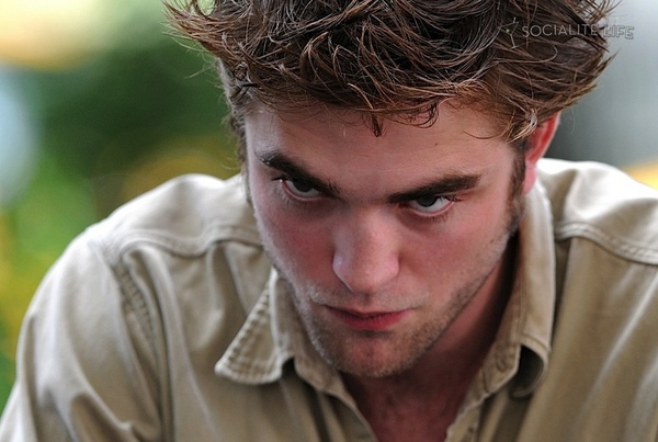 gallery_enlarged-robert-pattinson-remember-me-set-photos-07042009-05.jpg