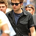 gallery_enlarged-robert-pattinson-emilie-de-ravin-set-07092009-06.jpg