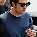 gallery_enlarged-robert-pattinson-remember-me-set-07162009-05.jpg