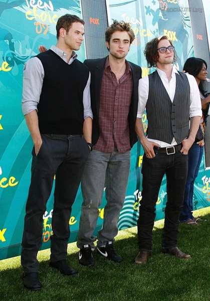 gallery_enlarged-twilight-cast--mega-teen-choice-awards-2009-08102009-121.jpg