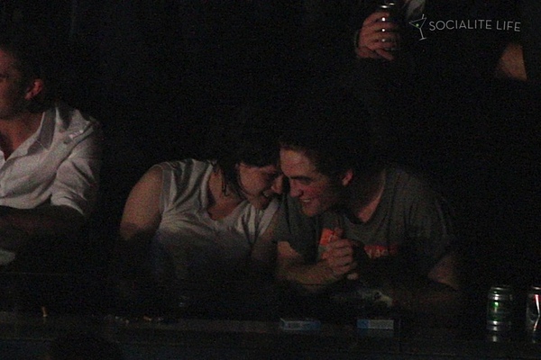 gallery_enlarged-robert-pattinson-kristen-stewart-kiss-08162009-10.jpg