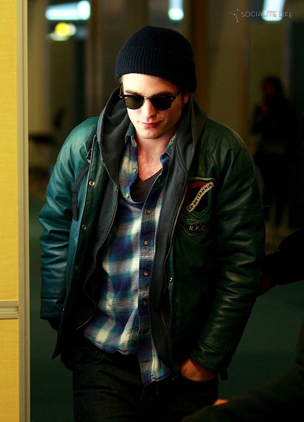 gallery_enlarged-robert-pattinson-kristen-stewart-vancouver-airport-photos-5-10292009-06.jpg