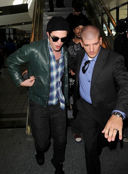 gallery_enlarged-robert-pattinson-arrives-lax-10292009-04.jpg