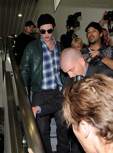 gallery_enlarged-robert-pattinson-arrives-lax-10292009-10.jpg