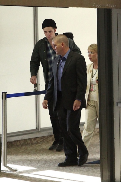 gallery_enlarged-robert-pattinson-arrives-lax-2-10292009-01.jpg