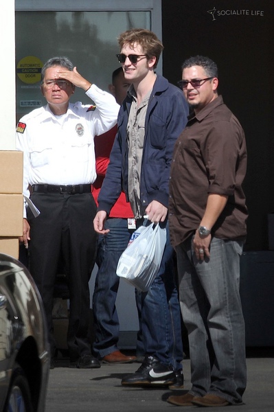 gallery_enlarged-robert-pattinson-rite-aid-10302009-08.jpg