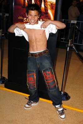 98374_a-young-taylor-lautner-shows-off-his-abs-at-the-premiere-of-sahara-in-la-in-2005.jpg