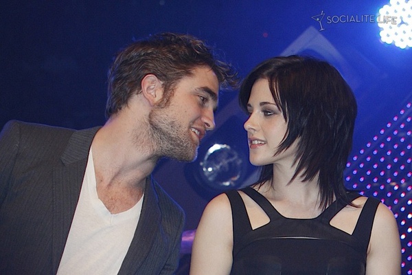 gallery_enlarged-robert-pattinson-kristen-stewart-taylor-lautner-new-moon-munich-2-photos-11142009-01.jpg