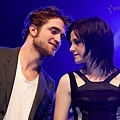 gallery_enlarged-robert-pattinson-kristen-stewart-taylor-lautner-new-moon-munich-photos-11142009-25.jpg