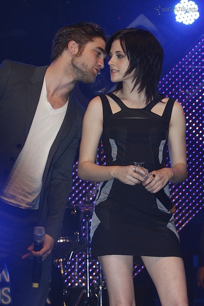 gallery_enlarged-robert-pattinson-kristen-stewart-taylor-lautner-new-moon-munich-photos-11142009-46.jpg