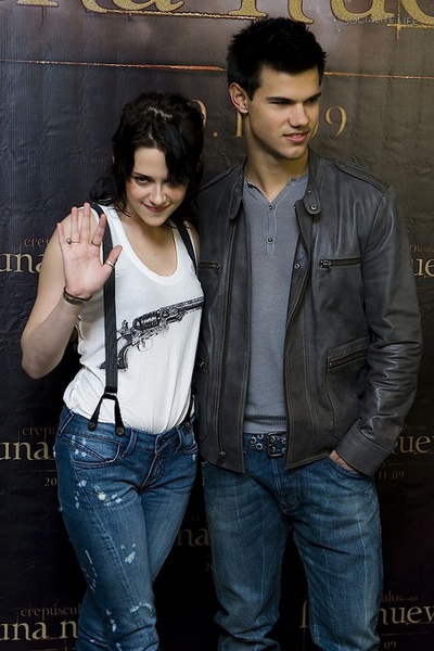 gallery_main-kristen-stewart-taylor-lautner-press-conference-mexico-11052009-05.jpg