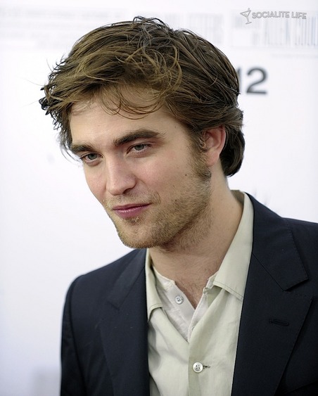 gallery_main-robert-pattinson-remember-me-premiere-photos-03012010-01.jpg