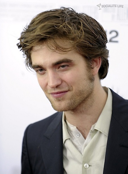 gallery_main-robert-pattinson-remember-me-premiere-photos-03012010-03.jpg