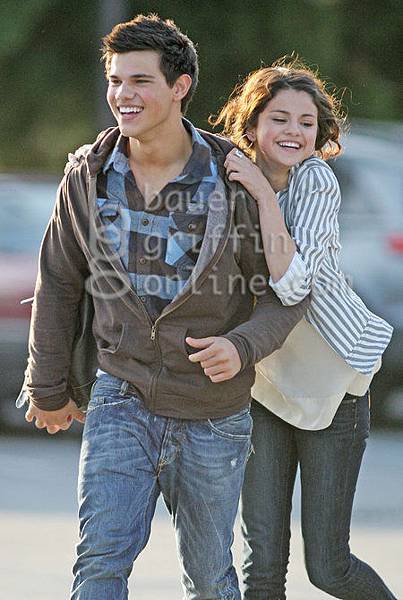 gallery_main-taylor_lautner_selena_gomez.jpg