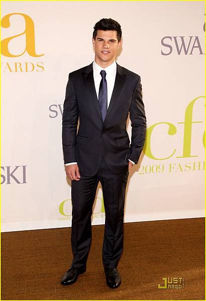 taylor-lautner-cfda-fashion-01.jpg