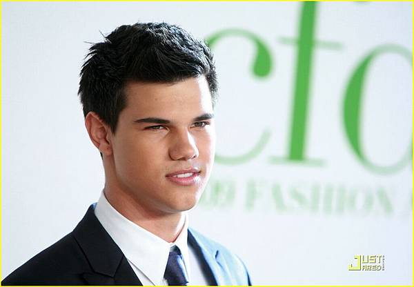 taylor-lautner-cfda-fashion-03.jpg