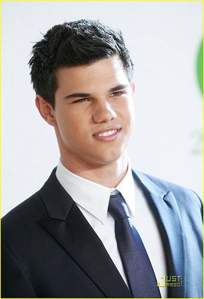 taylor-lautner-cfda-fashion-04.jpg