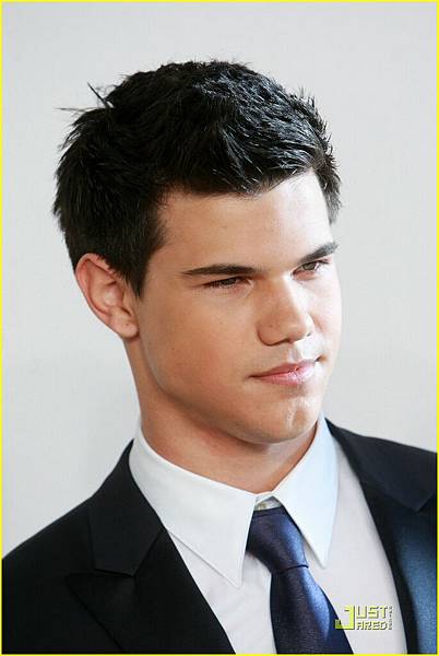 taylor-lautner-cfda-fashion-06.jpg