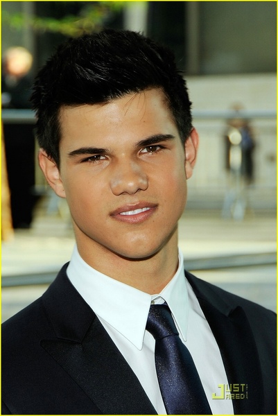 taylor-lautner-cfda-fashion-05.jpg