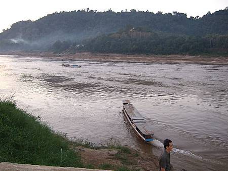 相通寺就在湄公河畔