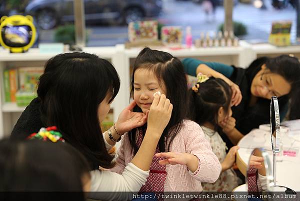媽媽幫女兒化粧, 增進親子互動