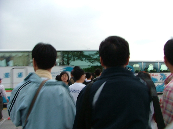 200811010998新城站前搭接駁車.JPG