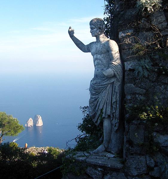 Statue_of_Emperor_Augustus_Capri