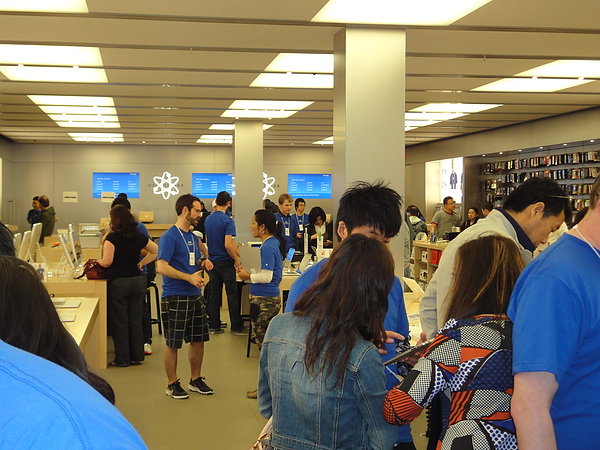 apple store in vancouver