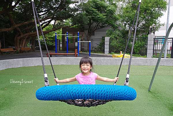 台北 特色公園 碧湖公園兒童遊戲場 木造大船x 超大沙坑x 直立攀爬繩網x 鳥巢鞦韆 座椅鞦韆 還有湖光山色和草地樹蔭 讓全家都放鬆的免費共融公園 內湖公園 免費景點 捷運文德站 台北 特色公園 碧湖公園兒童遊戲場 木造大船x 超大沙坑x 直立攀爬繩網x 鳥巢鞦韆 座椅鞦韆 還有湖光山色和草地樹蔭 讓全家都放鬆的免費共融公園 內湖公園 免費景點 捷運文德站