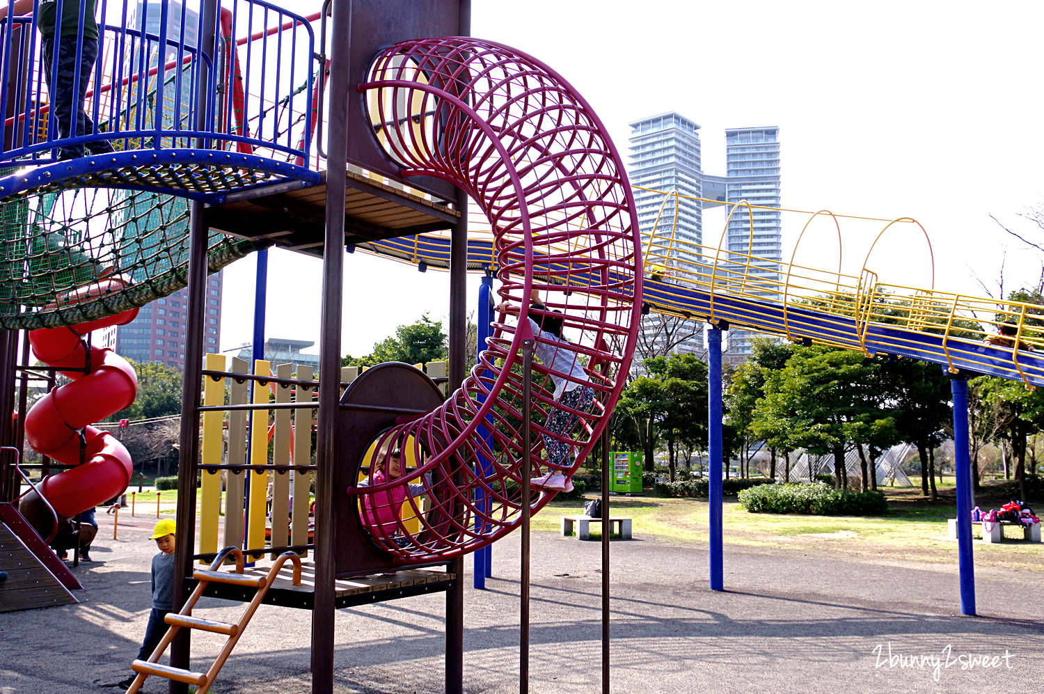 九州 福岡 特色公園 島城中央公園 アイランドシティ中央公園 Island City Central Park 兒童廣場的大樹主題大型複合遊具 有直的 捲的 波浪 滾輪四座滑梯 超多攀爬設施和溜索 九州超長溜滑梯公園 免費景點 九州 福岡 特色公園 島城中央公園 アイランドシティ中央公園 Island City Central Park 兒童廣場的大樹主題大型複合遊具 有直的 捲的 波浪 滾輪四座滑梯 超多攀爬設施和溜索 九州超長溜滑梯公園 免費景點