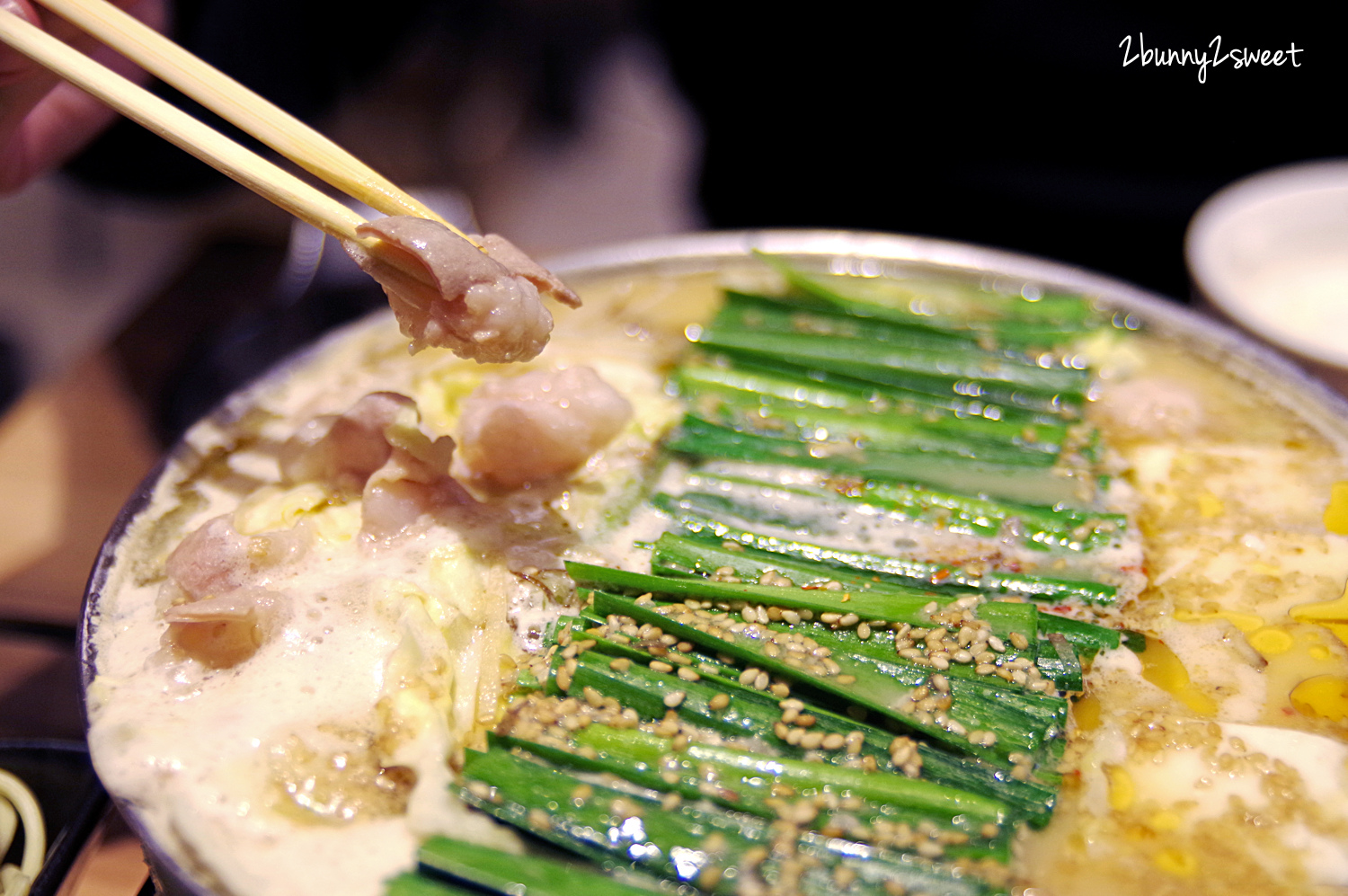 九州 福岡 美食 福岡必吃鄉土料理 內臟鍋 牛腸鍋 牛雜鍋 博多もつ鍋おおやま牛腸鍋 大山 天神店 濃郁味增味的油滋滋湯頭配上qq牛腸和細滑豆腐 寒冬裡的美味鍋物 九州必吃 天神駅美食 九州 福岡 美食 福岡必吃鄉土料理 內臟鍋 牛腸鍋 牛雜鍋 博多もつ鍋おおやま牛腸鍋 大山 天神店 濃郁味增味的油滋滋湯頭配上qq牛腸和細滑豆腐 寒冬裡的美味鍋物 九州必吃 天神駅美食