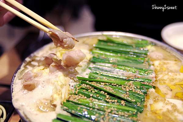 九州 福岡 美食 福岡必吃鄉土料理 內臟鍋 牛腸鍋 牛雜鍋 博多 もつ鍋おおやま牛腸鍋大山 天神店 濃郁味增味的油滋滋湯頭配上qq牛腸和細滑豆腐 寒冬裡的美味鍋物 九州必吃 天神駅美食