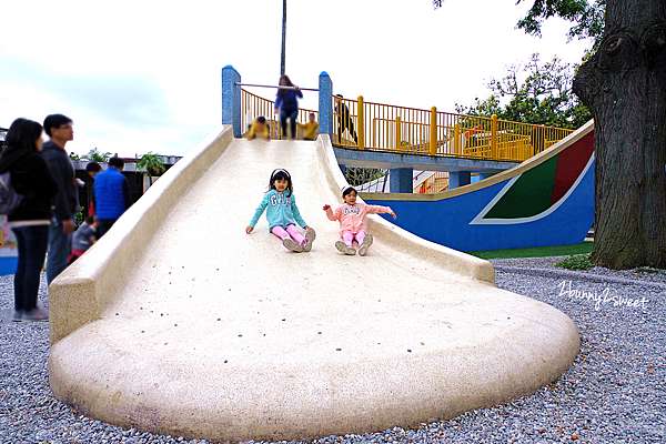 台北 特色公園 淡水觀潮廣場共融遊樂場 淡水特色舢舨船變身遊樂場 星星戲沙桌 磨石大滑梯 鳥巢盪鞦韆 淡水老街順遊放風景點 特色溜滑梯 淡水親子一日遊 台北 特色公園 淡水觀潮廣場共融遊樂場 淡水特色舢舨船變身遊樂場 星星戲沙桌 磨石大滑梯 鳥巢盪鞦韆 淡水老街順遊放風景點 特色溜滑梯 淡水親子一日遊
