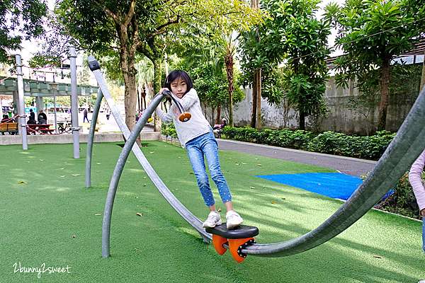 台北 南港 親子公園 玉成公園共融遊戲場 可愛鯨魚溜滑梯 極限u 型滑軌 瘋狂旋轉麻花 極限攀爬繩網 夏季還有水設施可以玩 免費親子景點 捷運板南線景點 捷運後山埤站景點 台北 南港 親子公園 玉成公園共融遊戲場 可愛鯨魚溜滑梯 極限u 型滑軌 瘋狂旋轉麻花 極限攀爬繩網 夏季還有水設施可以玩 免費親子景點 捷運板南線景點 捷運後山埤站景點