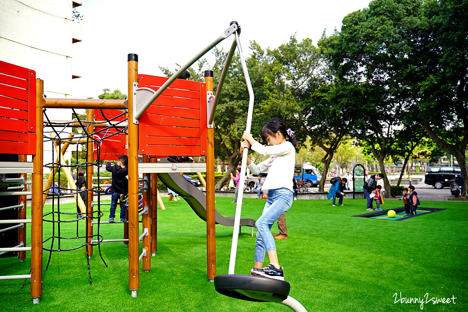 台北親子景點 民生公園共融遊戲場 全新改裝登場 大片綠地 樹幹造形鞦韆 有挑戰性的攀爬溜滑梯 台北松山民生社區免費遛小孩好去處 台北特色公園 台北親子景點 民生公園共融遊戲場 全新改裝登場 大片綠地 樹幹造形鞦韆 有挑戰性的攀爬溜滑梯 台北松山民生社區免費遛小孩好去處 台北特色公園