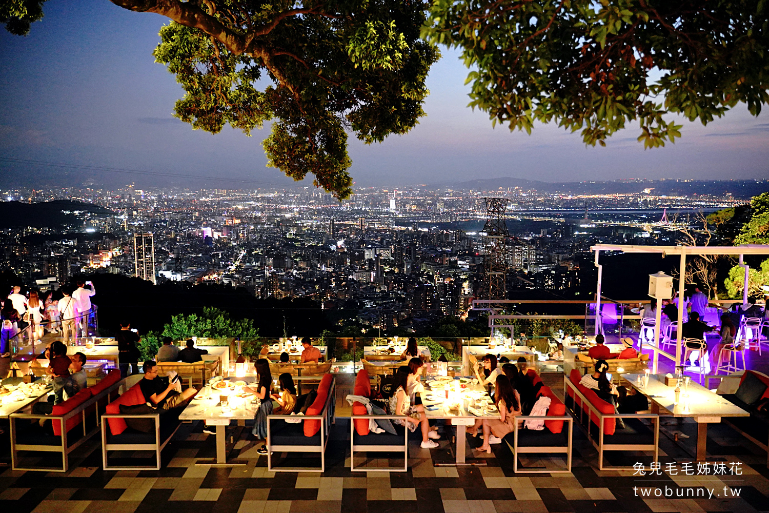 台北夜景餐廳 草山夜未眠景觀餐廳 陽明山夜景餐廳 邊欣賞百萬夜景邊吃台菜熱炒 夢幻旋轉木馬免費搭乘 Pinqueue
