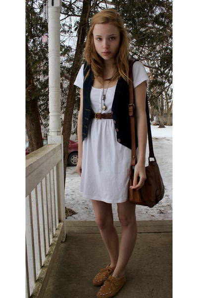 beaded-minnetonka-moccasin-shoes-white-free-people-dress-fossil-bag-grenad_400