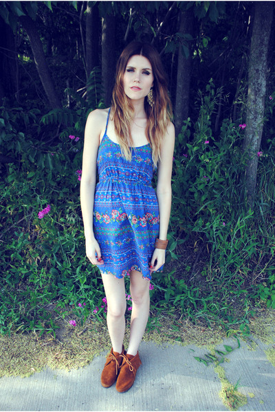 minnetonka-moccasin-shoes-blue-rain-dress_400