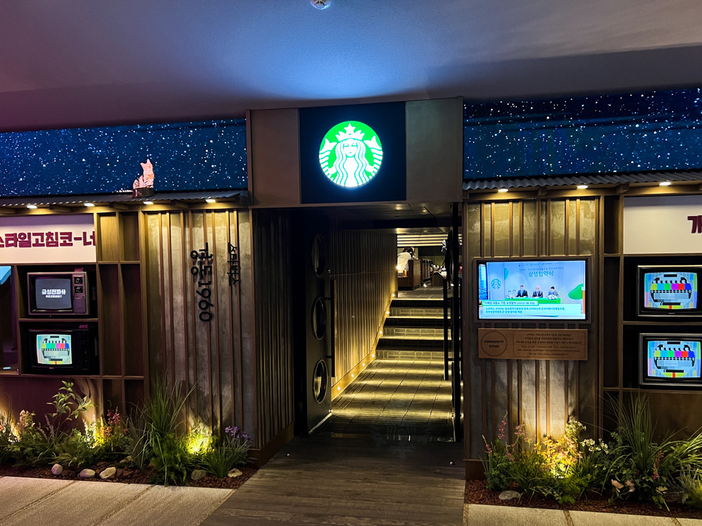 Starbucks-20230310-005_TwoStory.jpg