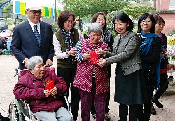 0210012慰問官田老人養護中心.jpg