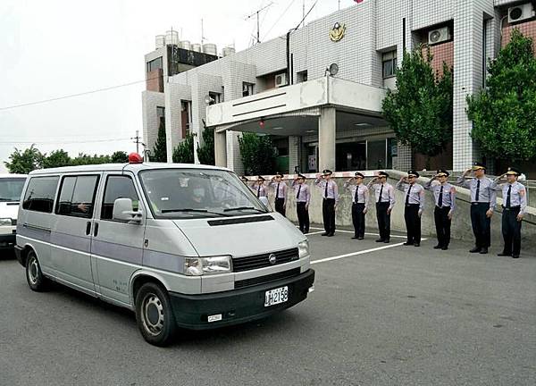 0425009國道兩警移靈.jpg