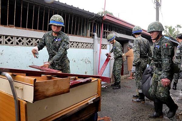 0825016國軍協助重建家園.JPG