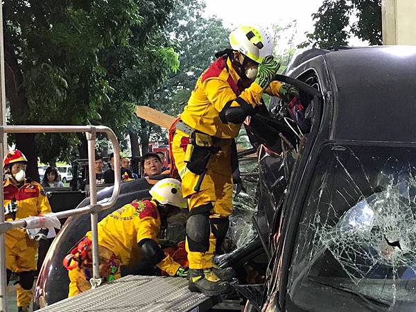 1028017車禍救援訓練.jpg