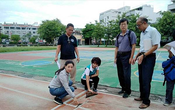 0730005陳亭妃運動場失修.jpg