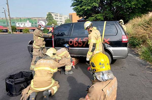 0121027車禍救援訓練.jpg