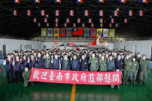 0121018黃偉哲空軍聯隊勞軍.jpg