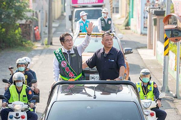 1115003黃偉哲勝選車隊.jpg